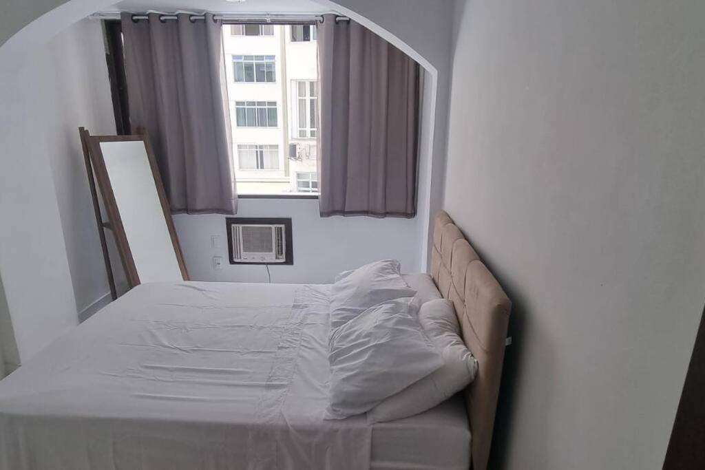 Quarto E Sala A Uma Quadra Da Praia Copacabana Posto 02 Rio de Janeiro Bagian luar foto